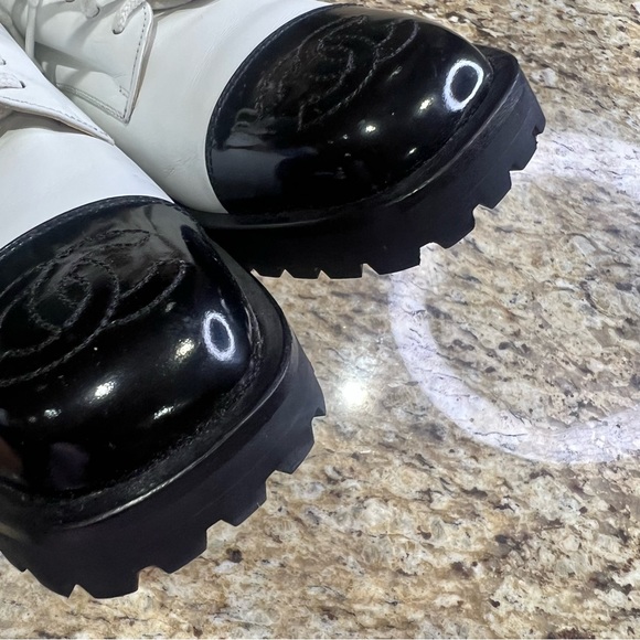 CHANEL Lace-Up Patent Leather White Black Platform Derby Shoes 35 100% Auth. - Picture 11 of 16